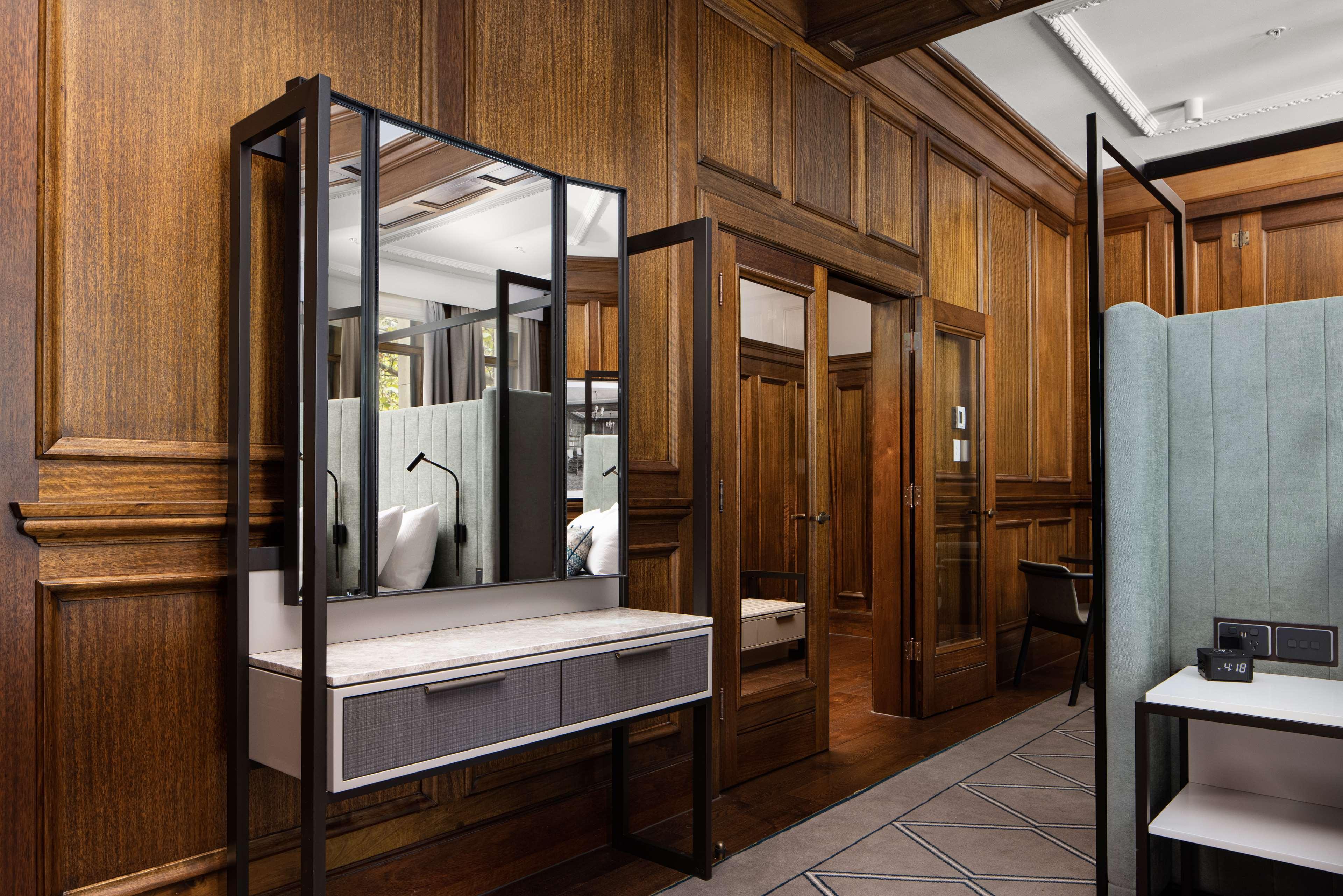 Hilton Melbourne Little Queen Street المظهر الخارجي الصورة The interior of the station's public toilets