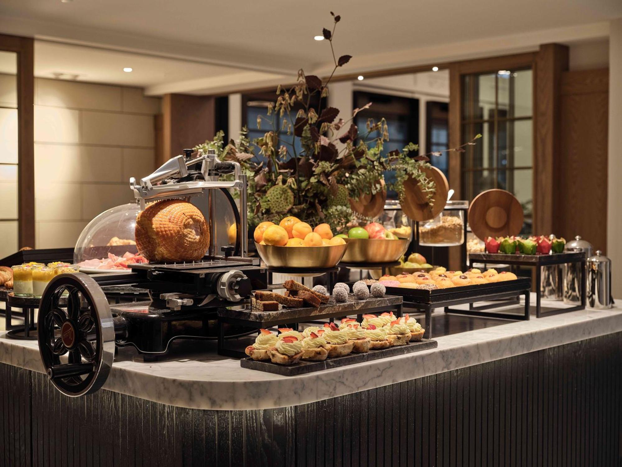Hilton Melbourne Little Queen Street المظهر الخارجي الصورة A buffet at a hotel