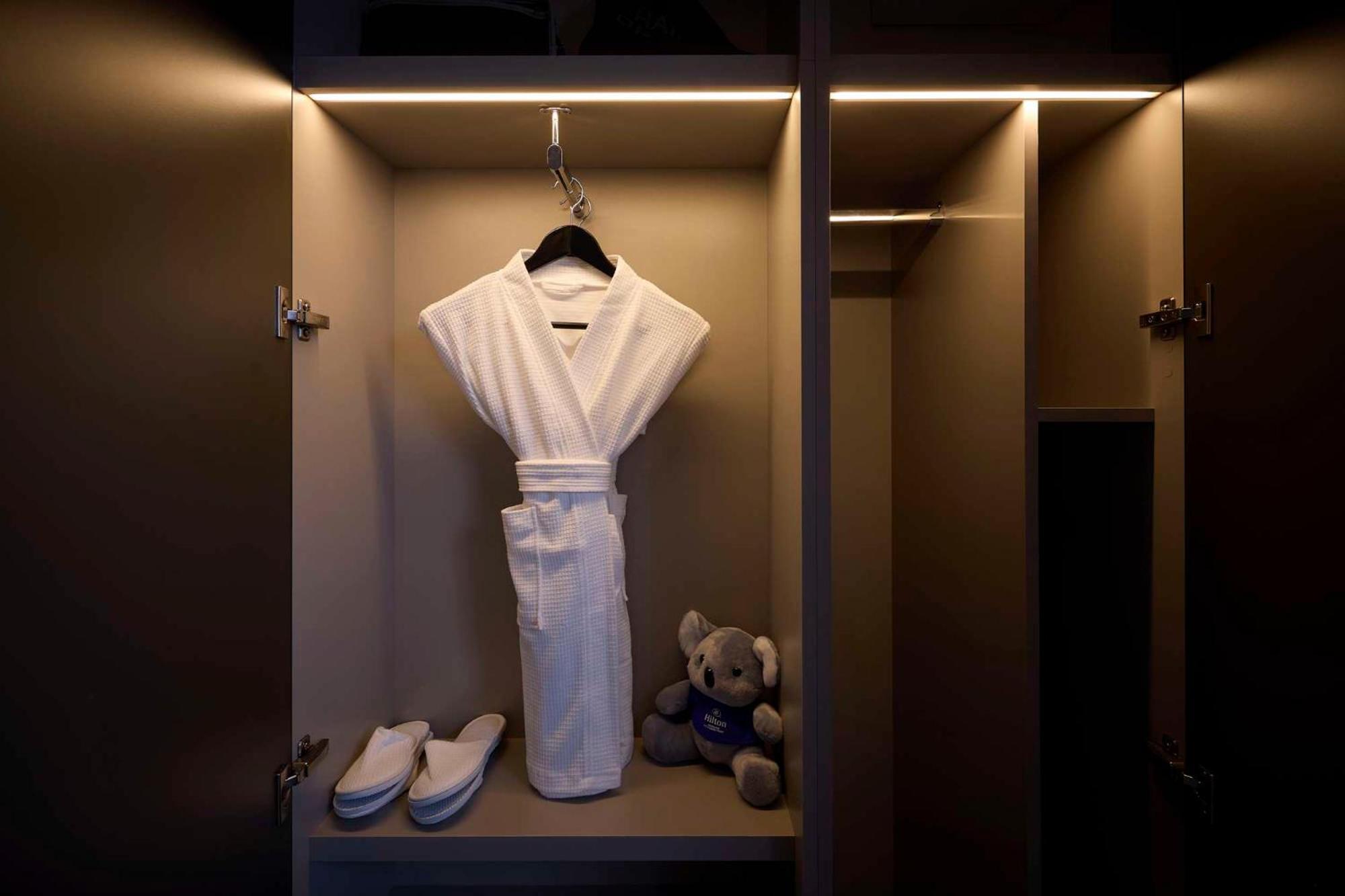 Hilton Melbourne Little Queen Street المظهر الخارجي الصورة A bathrobe in a hotel room