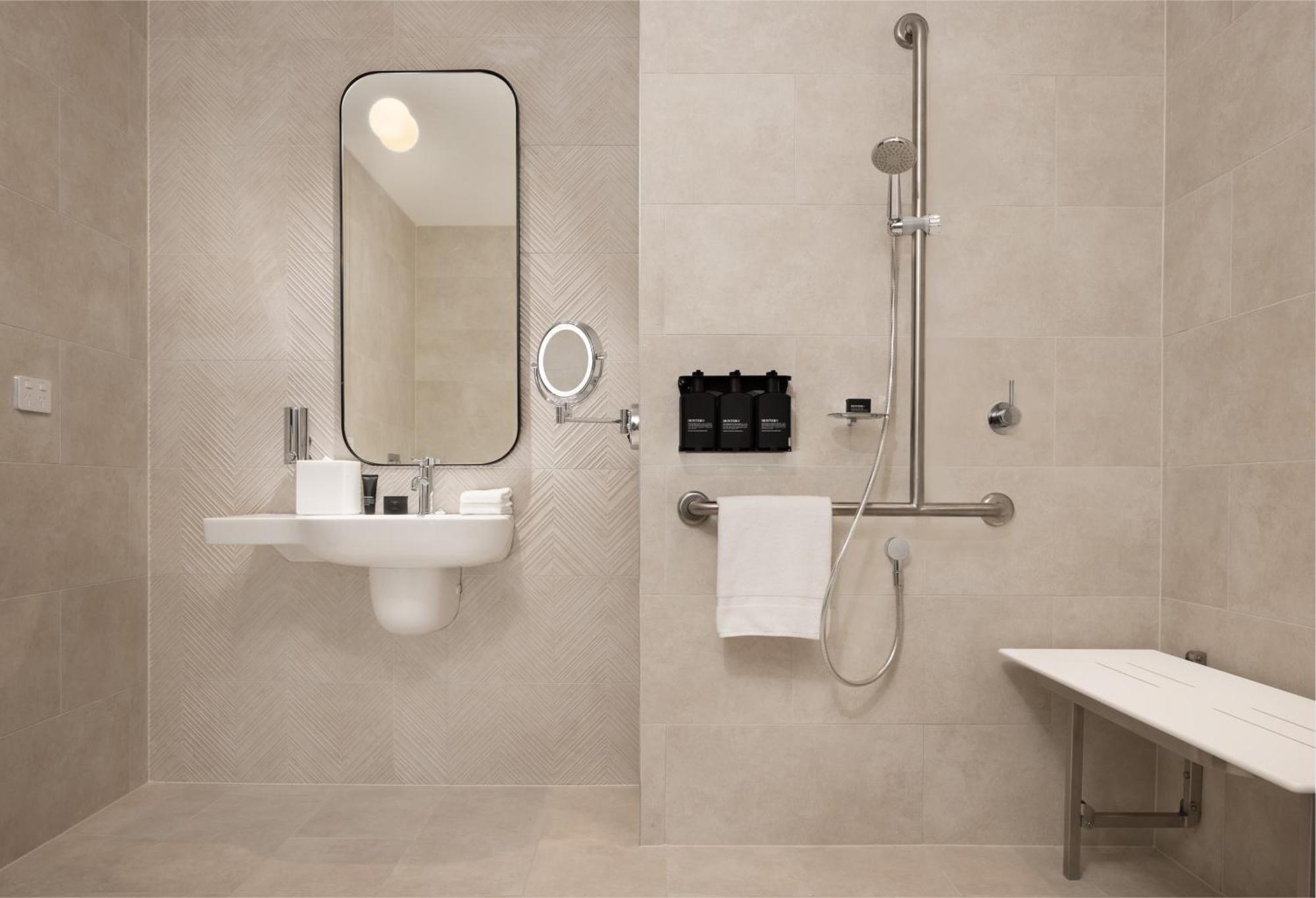 Hilton Melbourne Little Queen Street المظهر الخارجي الصورة A wet room